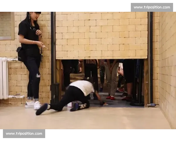 《挑战极限智慧与勇气的密室逃亡比赛，突破重重难关赢取终极大奖》